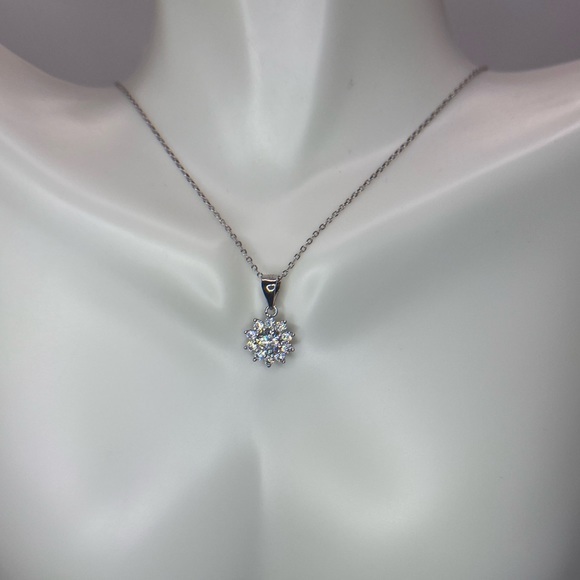 Super brilliant sparkling flower pendant necklace - Picture 3 of 5